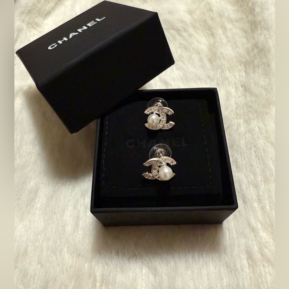 Elegant Style Pearl Fashion Jewelry Earrings in Silver-tone